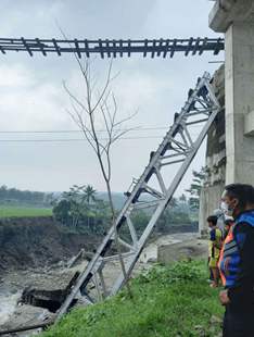 Robohnya Jembatan Kereta Api di Tonjong